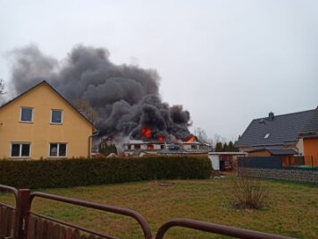 Erste Erkennnisse zur Brandursache des Großbrandes in Neukirchen/Erz - Beim Brand war es zu starker Rauchentwicklung gekommen.