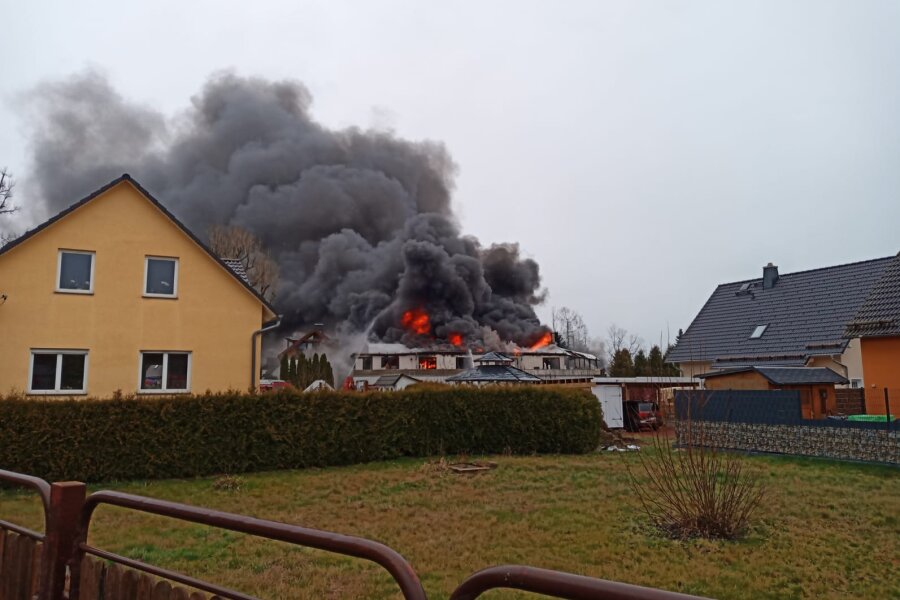 Erste Erkennnisse zur Brandursache des Großbrandes in Neukirchen/Erz - Beim Brand war es zu starker Rauchentwicklung gekommen.
