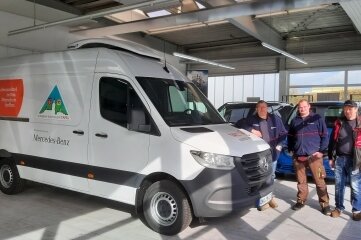 Das Team der Malteser Tafel in Annaberg-Buchholz freut sich über den neuen Transporter 