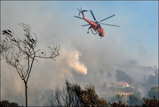 Erste Fortschritte im Kampf gegen Brände in Griechenland - m Kampf gegen die seit drei Tagen wütenden Brände in Griechenland hat die Feuerwehr erste Fortschritte erzielt. Im Großraum Athen gibt es laut Feuerwehr nur noch einen Großbrand.