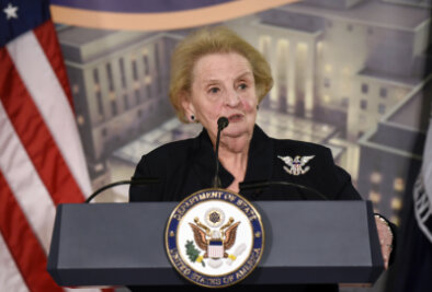 Erste Frau an der Spitze des US-Außenministeriums: Madeleine Albright ist tot - Madeleine Albright, ehemalige Außenministerin der USA, spricht bei einem Empfang zur Feier der Fertigstellung des Pavillons des U.S. Diplomacy Center im US-Außenministerium. Albright ist im Alter von 84 Jahren gestorben. 