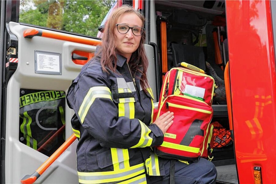 Erste Frau in der Sachsenfelder Wehr: Sie lenkt auch in der Königsklasse - Isabell Wilkendorf ist die erste aktive Feuerwehrfrau der Sachsensfelder Wehr. Der Rettungsrucksack der Johanniter zeigt, dass sie auch dort aktiv ist.