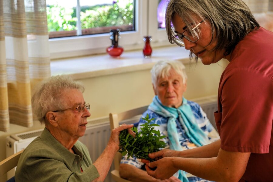 Erste Gäste in neuer Tagespflege für Senioren in Schönheide - Mag Brigitte Männel (links) den Geruch von Minze? Das versucht Mandy Stöckert herauszufinden.
