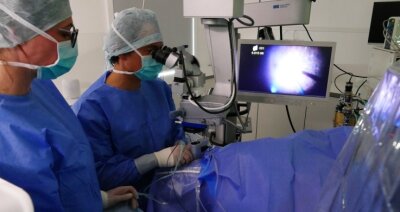 Erste Glaskörper-OP im Zschopauer Augenzentrum - Assistiert von Jasmin Schmidt, führt Prof. Dr. Kai Januschowski eine der ersten ambulanten Netzhautoperationen im Zschopauer Augenzentrum durch. Der Bildschirm zeigt den Eingriff vergrößert. 