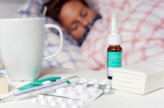 Erste Grippe-Fälle im Vogtland - Das Gesundheitsamt hat erste Grippe-Fälle im Vogtland registriert. Das heißt für Erkrankte: im Bett bleiben, Nase putzen und Fieber messen.