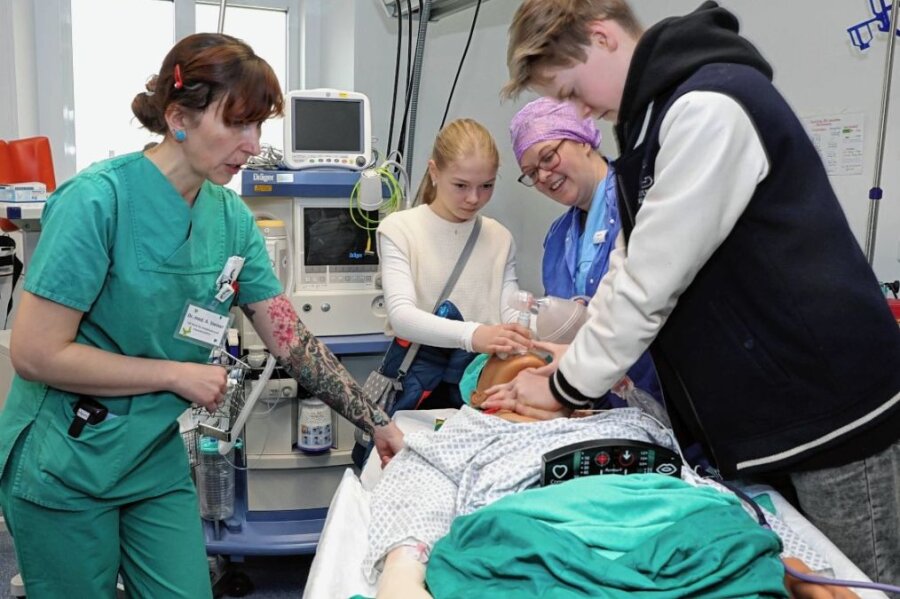 Erste Hilfe ohne Ausrede: Wie eine Klinik um den Nachwuchs wirbt - Notärztin Anke Steiner (l.) und die Anästhesietechnische Assistentin Heidi Lesch leiten Elaine Vieweger und Paul Hanl bei der Wiederbelebung an. 