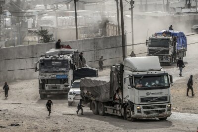 Erste Hilfslieferung über neuen Übergang nach Gaza - Lastwagen mit Hilfsgütern fahren über den Grenzübergang Kerem Schalom bei Rafah in den Gazastreifen ein (Archivbild).