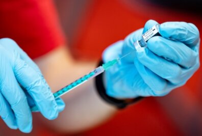 Erste Impfambulanz im Kreis nimmt Arbeit auf - In Beierfeld ist die erste kleine Impf-Ambulanz im Erzgebirgskreis eröffnet worden. Weitere sollen folgen. 