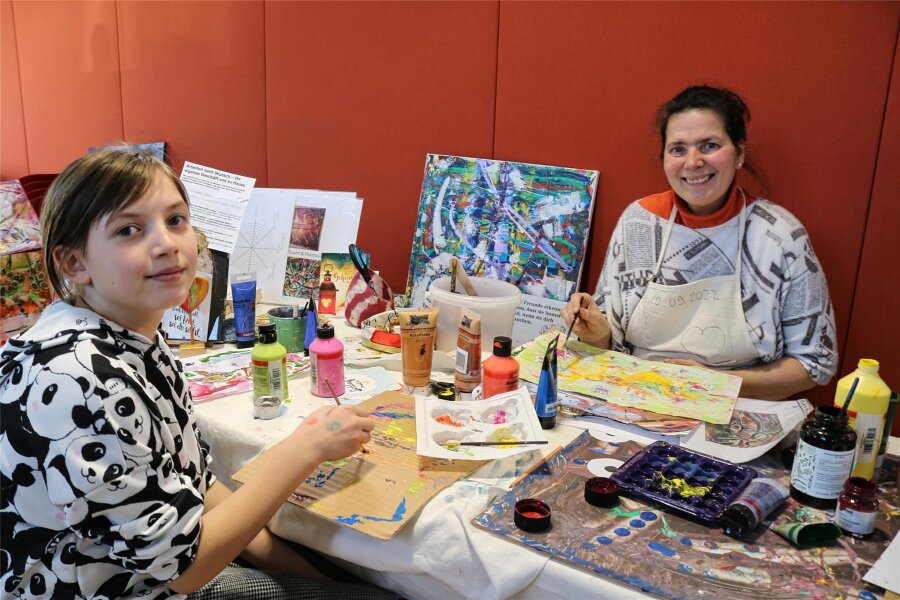 Erste „Lößnitzer Lebensfreude“ füllt die „Putzwolle“ - Anja Uhlmann aus Glauchau, aktiv im Bereich Lebensberatung und freie Kunst, lud an ihrem Stand zum Malen ein, die elfjährige Paula hat mitgemacht.