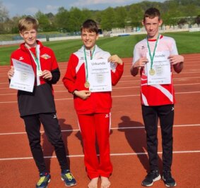 Erste Medaillen um den Hals - Paul Ulland, Christoph Rößler und Nick Meyer (v. l.) sind in Grimma U-16-Landesmeister über 3x1000 Meter geworden. 