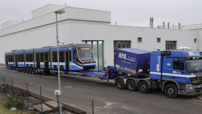 Erste neue Straßenbahn für Chemnitz angeliefert - 