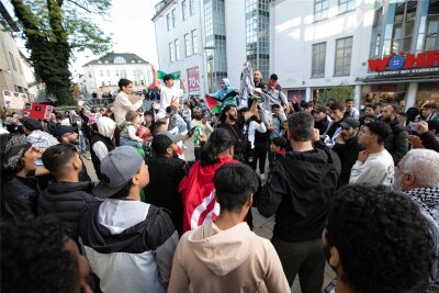 Erste Pro-Palästina-Demo in Plauen erregt Aufsehen - In der Spitze bis zu 135 Menschen waren in die Plauener Innenstadt gekommen, um ihre Solidarität mit Bewohnern des Gazastreifens zu bekunden.