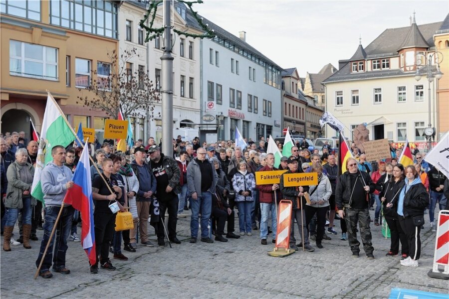 Erste Protestkundgebung in Reichenbach - 350 Teilnehmer kamen am Samstag in Reichenbach zur Protest-Kundgebung auf den Markt.