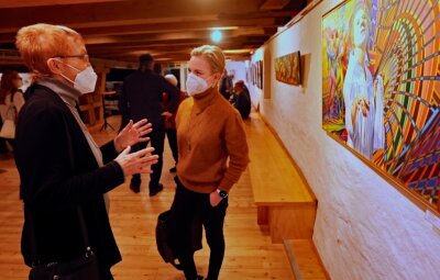 Erste Schau nach Zwangspause - Karin Helbig (links) vom Bund Bildender Künstler Vogtland kommt vor einem Bild ihres Künstlerkollegen NicolaiFelley mit Besucherin Marlene Enders ins Gespräch. 