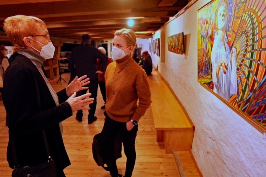Erste Schau nach Zwangspause - Karin Helbig (links) vom Bund Bildender Künstler Vogtland kommt vor einem Bild ihres Künstlerkollegen NicolaiFelley mit Besucherin Marlene Enders ins Gespräch. 