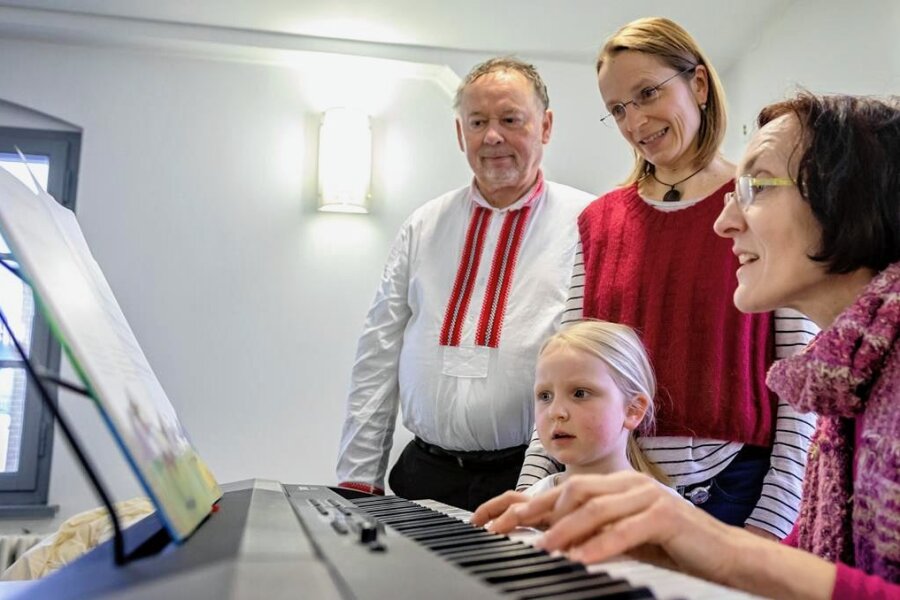 Erste Teilnehmer üben für neue Chöre in Limbach-Oberfrohna - Die fünfjährige Jara und ihre Mutter Anja Kerndt (Mitte) probierten gemeinsam mit Werner und Sylvia Haas ihre Stimmen aus. 