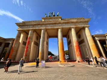 Erste Urteile nach Farbattacke auf Brandenburger Tor - Mitglieder der Klimagruppe Letzte Generation sprühten das Brandenburger Tor im vergangenen September mit oranger Farbe an.