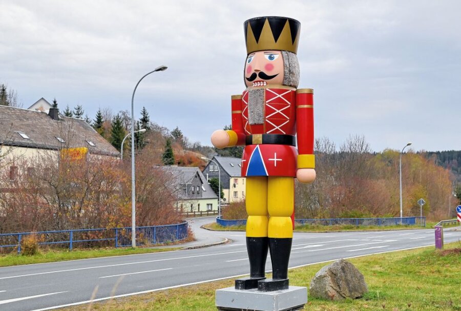 Der Nussknacker, eine der Großfiguren, steht an der Zwickauer Straße in Schneeberg. Foto: Ralf Wendland