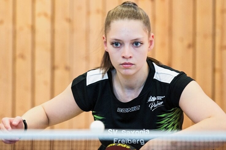 Ersten Sieg erspielt - Hoch konzentriert: Alexandra Uhlig war am Wochenende die erfolgreichste Spielerin des SV Saxonia Freiberg. Die Nummer 2 des Teams gewann vier ihrer fünf Einzelpartien. 