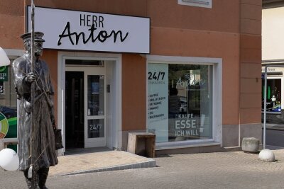 Erster 24-Stunden-Laden im Erzgebirge: Herr Anton ist schon Stadtgespräch - Mit "Herr Anton" ist in ein Ladengeschäft in der Zwönitzer Innenstadt eingezogen, das zehn Jahre leer stand.