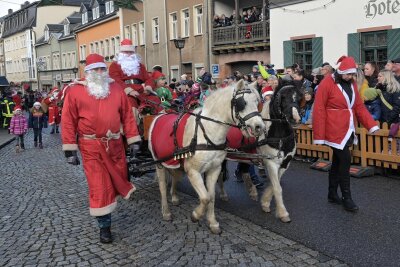 Erster Advent im Erzgebirge: 12 Tipps fürs Wochenende im Raum Aue und Schwarzenberg - Eine Weihnachtsmannparade ist am Wochenende in der Region zu erleben.