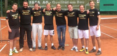 Erster Aufschlag in Bayern - Vorfreude auf die Regionalliga: Das Tennisteam der SpG Freiberg/Chemnitz bei den Herren 30+, das 2019 den Aufstieg erkämpfte. 