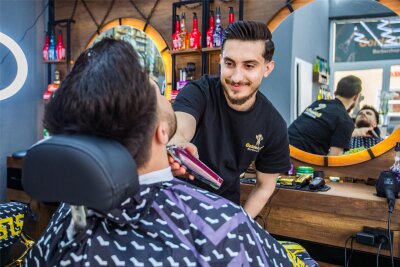 Erster Barbershop in Stollberg eröffnet - Inhaber Hussein Ibrahim (r.). beim Rasieren von Schams Aldin Ibrahim (l.).