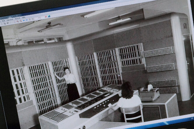 Erster DDR-Computer hatte 500 Kilometer lange Leitungen - Die "Oprema" (auf dem Monitor im Hintergrund) konstruierte ein Team des VEB Carl Zeiss Jena um Entwicklungsleiter Wilhelm Kämmerer, der später Professor für Kybernetik an der Universität Jena war.