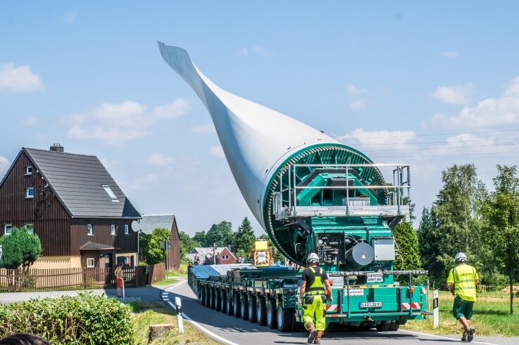 Gegen 13 Uhr hat der erste Flügel für die drei neuen Windkraftanlagen Voigtsdorf erreicht. 