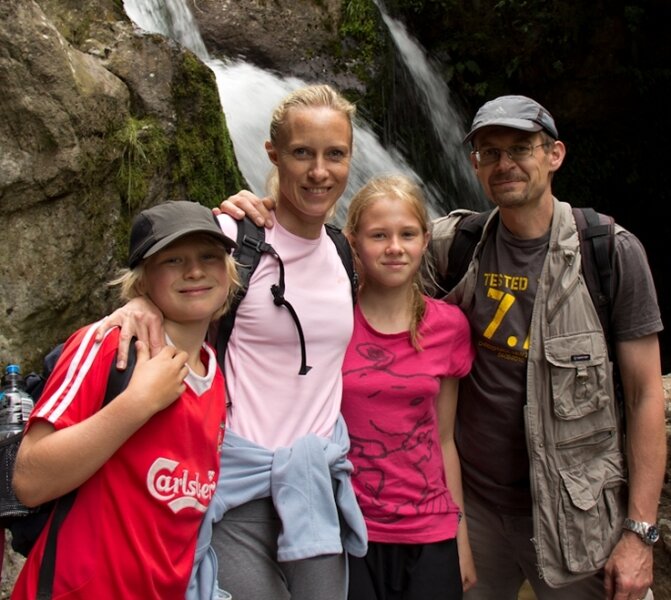 Kathrin Winkelmann und Jens Richnow mit ihren Kindern Paul und Elisa 