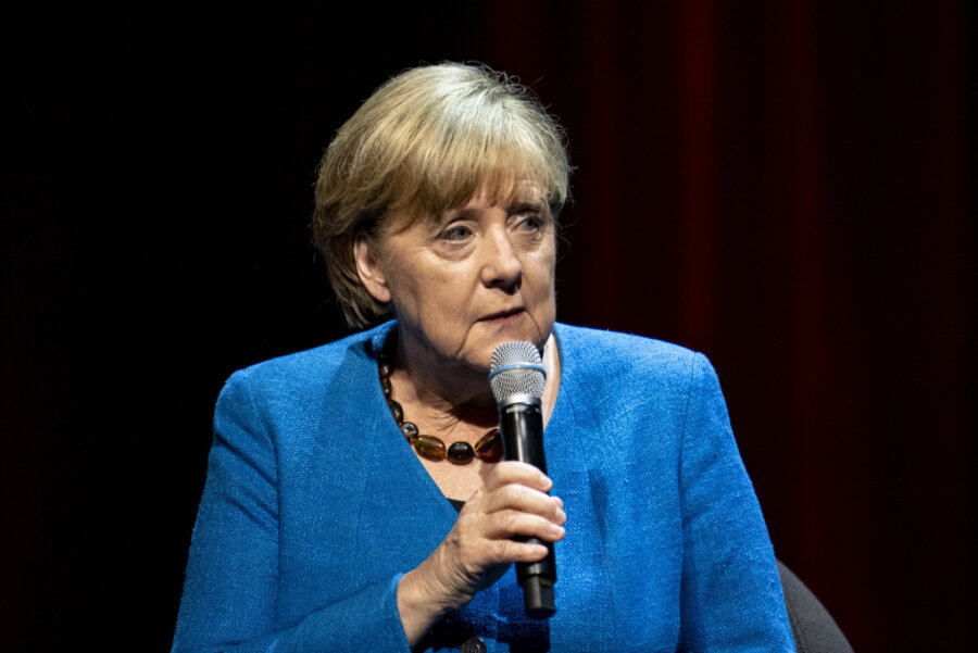 Die ehemalige Bundeskanzlerin Angela Merkel (CDU) antwortet im Berliner Ensemble auf eine Frage des Journalisten und Autors Alexander Osang, der sie unter dem Motto "Was also ist mein Land?" interviewte.