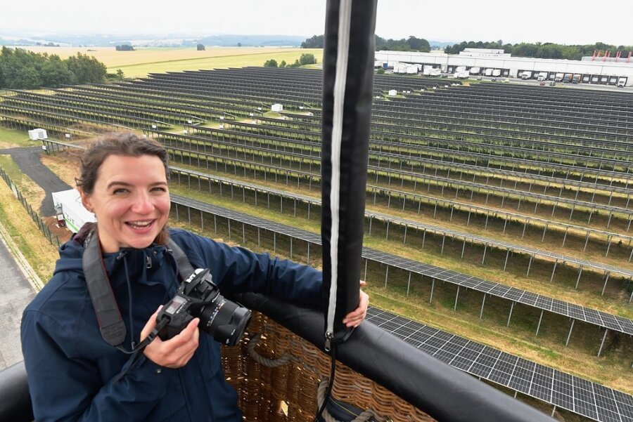 Bei der Einweihung des Hybrid-Solar-Parks im Großschirmaer Gewerbegebiet bot ein Leipziger Unternehmen Ballonfahrten mit dem Kran an. Sandy Wittig von der Green Energy 3000 GmbH fotografierte aus luftiger Höhe von 25 Metern die neue Anlage. 