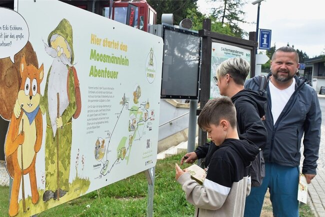 Am Pfingstmontag ist in Schöneck der neue Kinderwanderweg "Moosmännleinspuren" eröffnet worden. Direkt vor der Tourist-Information begrüßt das Eichhörnchen die Kinder, das sie durch die Tour begleitet. 