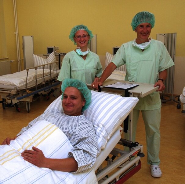 Erster Patient im ambulanten Operationszentrum verarztet - 
              <p class="artikelinhalt">Anästhesieschwester Marén Widdra (links) und Narkoseärztin Kathleen Dittrich-Ueberfeld haben den ersten Patienten, Matthias Dietzel, auf die Operation vorbereitet. </p>
            