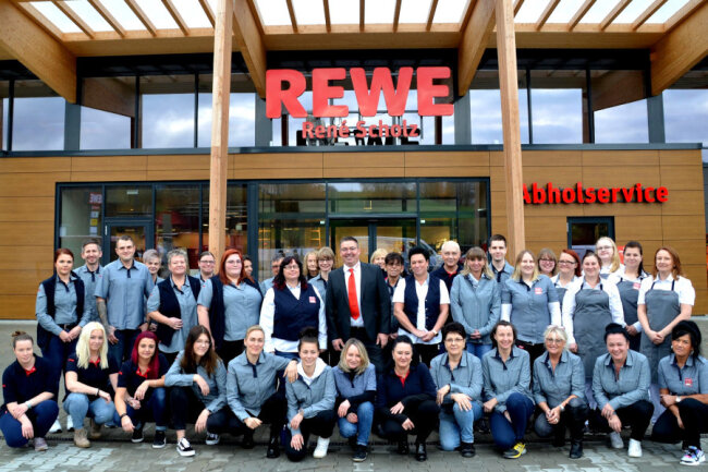 REWE-Kaufmann René Scholz und sein Team vor der neuen REWE-Filiale in Plauen.