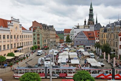 Erster Sachsenmarkt in Zwickau kommt gut an - Der erste Sachsenmarkt 2021 am Mittwoch auf dem Zwickauer Hauptmarkt war ein voller Erfolg. Er ist vor allem für ältere Bürger aus der Muldestadt und der Umgebung ein Magnet. 