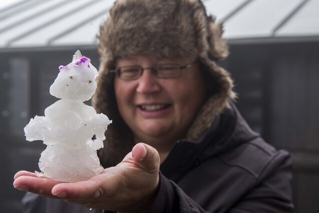 Erster Schnee auf dem Fichtelberg - Claudia Hinz, Wetterbeobachterin auf der Wetterwarte Fichtelberg, konnte eine kleinen Schneemann bauen.