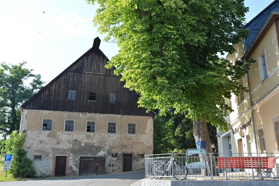 Erster Schritt zu neuem Dorfzentrum in Helbigsdorf: Scheune wird abgerissen - Die alte Scheune im Ortszentrum von Helbigsdorf soll abgerissen werden.