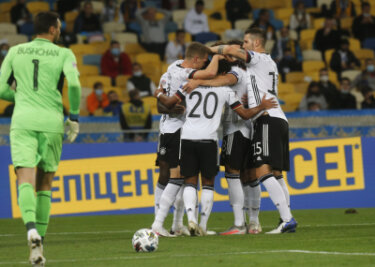Erster Sieg für DFB-Auswahl im Jahr 2020 - 2:1 in der Ukraine -  Matthias Ginter (2.v.l, Deutschland) feiert mit Teamkameraden das erste Tor ihrer Mannschaft.