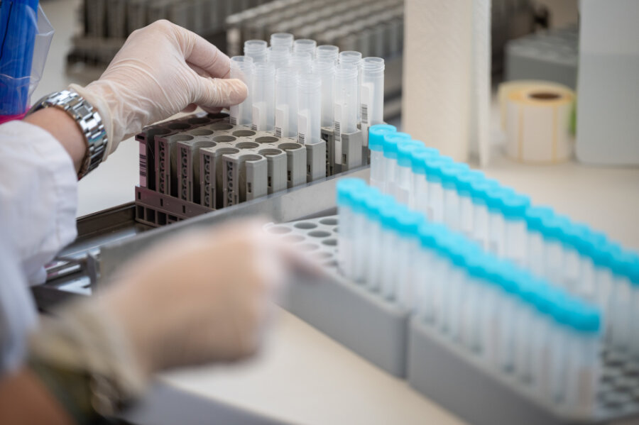 Eine Labormitarbeiterin bereitet im Bioscientia MVZ Labor Mittelhessen Teströhrchen für einen PCR-Test vor. Innerhalb eines Tages ist die Zahl der sicher nachgewiesenen und wahrscheinlichen Omikron-Fälle in Deutschland laut Robert Koch-Institut (RKI) um ein Viertel gestiegen.