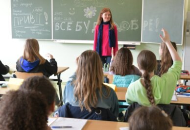 Erster Unterricht in einer neuen Sprache - Insgesamt 27 ukrainische Schüler der Klassenstufen fünf bis neun lernen bei Lehrerin Snizhana Gladka an der Freiberger Ohain-Oberschule nun gemeinsam die deutsche Sprache. Für viele war es am Mittwoch der erste Schultag. 