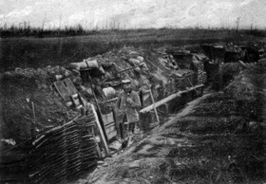 Ein deutscher Soldat spaziert am 24. April 1915 durch einen Schützengraben vor Ypern in Westflandern. Vor 100 Jahren, am 9. November 1918, ging der Erste Weltkrieg zu Ende.