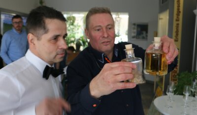 Erster Whisky aus Drachenhöhle verkostet - Robby Klopfer aus Netzschkau (links) und Wolfgang Lückert begutachten den edlen Tropfen. Danach wurde derWhisky in Gläser gegossen und verkostet. 