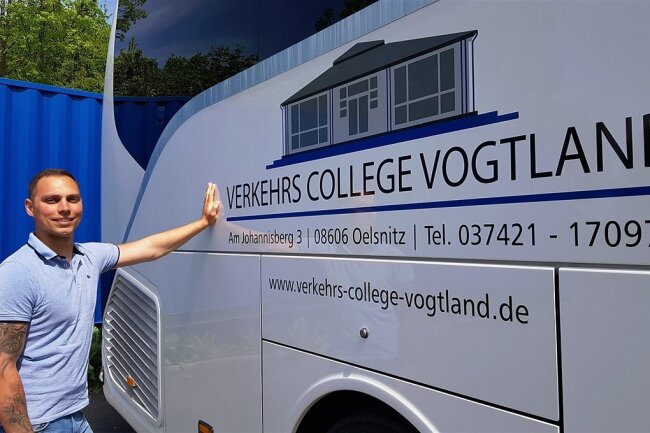 Daniel Albert von der Fahrschule Albert hat das Verkehrs College Vogtland gegründet. Er bildet jetzt Fahrlehrer in der Region aus und will so dem drohenden Mangel in diesem Bereich entgegensteuern. 