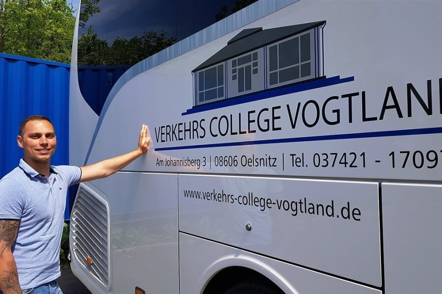 Erstes Ausbildungszentrum für Fahrlehrer im Vogtland eröffnet - Daniel Albert von der Fahrschule Albert hat das Verkehrs College Vogtland gegründet. Er bildet jetzt Fahrlehrer in der Region aus und will so dem drohenden Mangel in diesem Bereich entgegensteuern. 