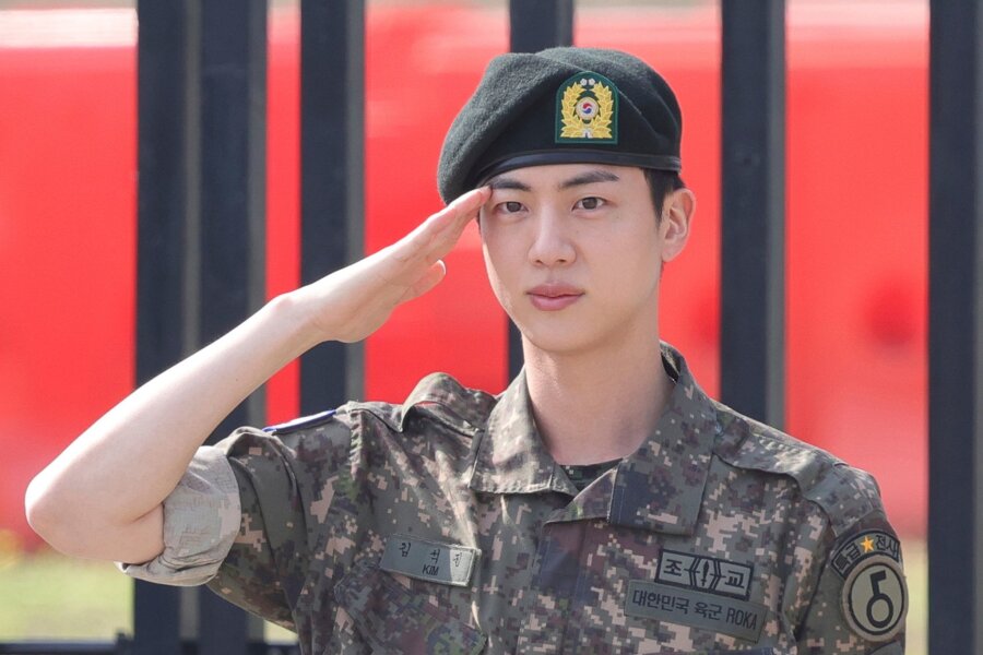 Erstes BTS-Mitglied beendet seinen Militärdienst - Ein letzter Salut: BTS-Jin hat seinen obligatorischen Militärdienst absolviert.