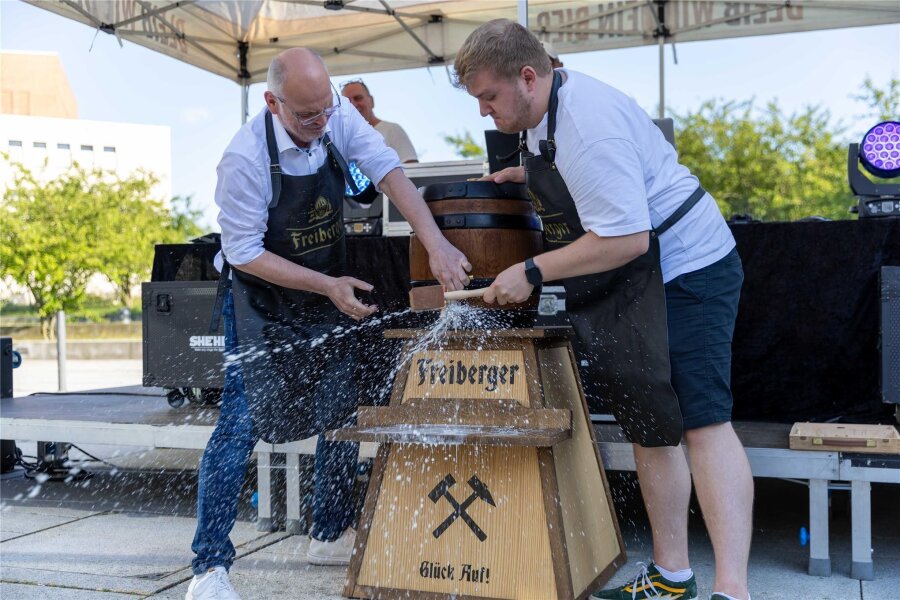 Erstes Freiberger Bierfest lockt Studenten und Einheimische - Der Fassbieranstich an der Neuen Mensa zum ersten Bierfest in Freiberg.