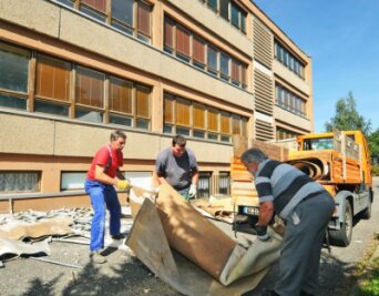 Abbau des Gemeindezentrums in Oberwiera