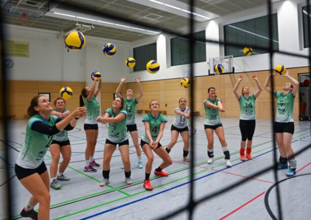 Erstes Heimspiel seit einem Jahr: CVV erwartet Staffelfavoriten - Die Volleyballerinnen des CVV (im Bild beim Training) erwarten am Samstag ab 19.30 Uhr die L.E. Volleys aus Leipzig in der Sporthalle am Terra-Nova-Campus. 
