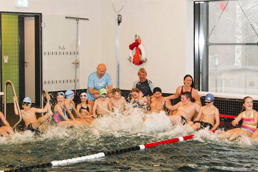 Erstes Kräftemessen im neuen Lehrschwimmbecken von Flöha - Beim Schwimmwettkampf zwischen der evangelischen Grundschule Frankenberg und der Förderschule Dr.-Lothar-Kreyssig Flöha ging es freundschaftlich zu.